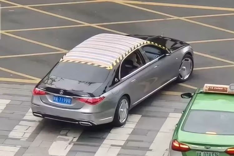 Sau 10 ngày mua xe, chủ sở hữu mới phát hiện xe bị rò nước khi trời mưa. Khi đang lái xe trên đường, nam thanh niên bị nước nhỏ vào đầu. Sau đó, anh lái chiếc Mercedes-Maybach GLS đến đại lý chính hãng để kiểm tra. Qua quá trình kiểm tra, đại lý đưa ra kết luận nước rò vào bên trong xe thông qua cột A do bị hỏng các bộ phận cao su và nhựa. 