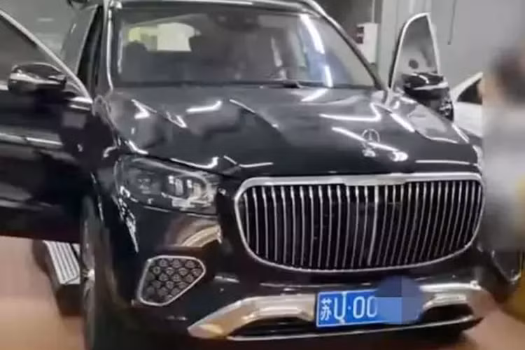 Chủ sở hữu đã đề nghị đổi xe mới cho mình nhưng đại lý chỉ đưa ra mức giá từ 1,35 - 1,5 triệu tệ (khoảng 4,72 - 5,25 tỷ đồng) cho chiếc Mercedes-Maybach GLS. Nói cách khác, chủ xe bị lỗ đến 800.000 Nhân dân tệ (khoảng 2,8 tỷ đồng), tương đương gần 1/3 giá xe ban đầu chỉ sau 10 ngày sở hữu. 