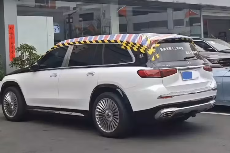 Chủ xe không chấp nhận con số này nên thương lượng với đại lý. Tuy nhiên, đại lý vẫn quyết giữ nguyên con số ban đầu. Chủ xe đã khiếu nại lên hãng Mercedes-Benz qua số hotline trong suốt 3 tháng mà không được giải quyết. Do đó, anh đã quyết định phủ bạt và dán băng dính cho xe đồng thời đưa vụ việc này lên mạng xã hội. 