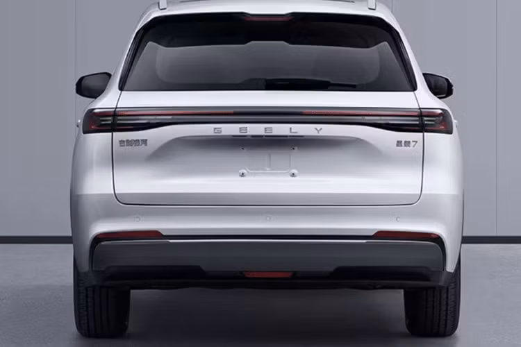 Về mặt sức mạnh, Geely Galaxy L7 mới sẽ áp dụng công nghệ plug-in hybrid Thor mới nhất của Geely bao gồm động cơ 1,5 lít và một động cơ điện, kết hợp với bộ pin lithium sắt phosphate 18,4 kWh. Động cơ có công suất tối đa 82 kW (110 mã lực) và mức tiêu thụ nhiên liệu là 4,9 lít/100 km.