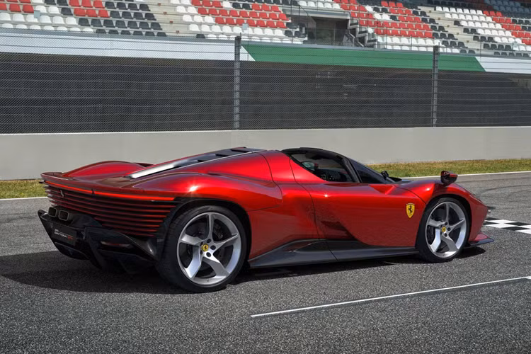 Việc sản xuất siêu xe Ferrari F80 sẽ chỉ giới hạn ở mức 799 chiếc và chẳng có gì ngạc nhiên khi tất cả những chiếc xe này đều đã có người đặt mua, theo cách của Ferrari, chọn mặt gửi chìa khóa, thay vì để khách mang tiền đến đặt mua xe.