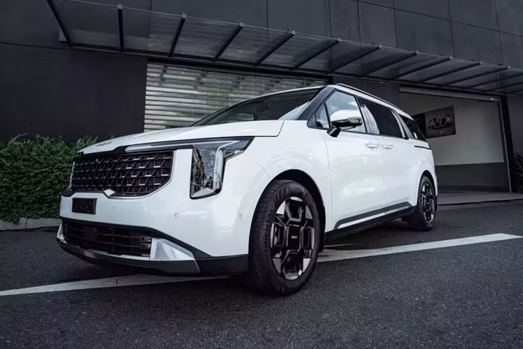 Theo đó, mẫu xe MPV Kia Carnival 2025 sẽ chính thức được giới thiệu tại các hệ thống đại lý ở Việt Nam vào ngày 15/9 tới đây. Cũng theo nhân viên tư vấn bán hàng tại đại lý, Kia Carnival 2025 sẽ bị cắt phiên bản máy xăng 3.5L cũ. Thay vào đó, xe chỉ còn phiên bản máy dầu và được bổ sung cả động cơ hybrid mới.