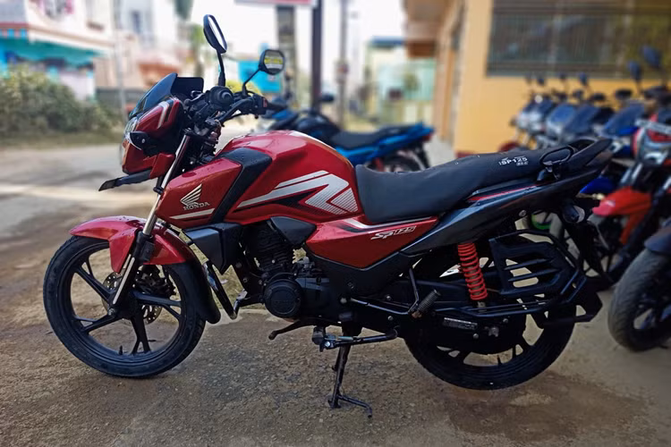 Mẫu xe côn tay này được trang bị bộ mâm đúc 17 inch đi kèm với lốp không săm trước sau lần lượt là 80/100-18 M/C 47P và 100/80-18 M/C 53P. Xe còn có hệ thống dừng không tải giúp cải thiện hiệu suất nhiên liệu.