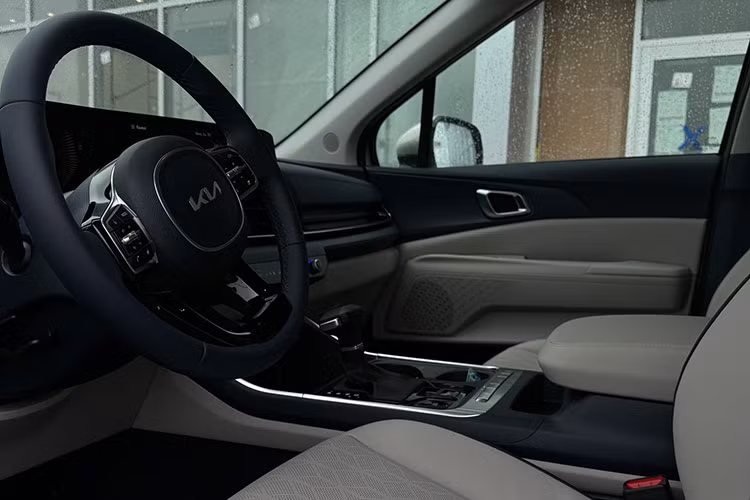 Về nội thất, bên trong khoang cabin của Kia Carnival 2025 được bố trí khá hiện đại, giống với những “người anh em” EV6 và EV9. Xe được trang bị màn hình giải trí trung tâm và bảng đồng hồ kỹ thuật số có cùng kích thước 12,3 inch nối liền với nhau, tạo thành cụm màn hình kép.
