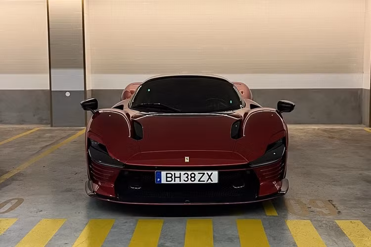 Phần đuôi xe Ferrari Daytona SP3 gây ấn tượng với thiết kế gần giống một chiếc xe concept dải đèn LED nằm ngang tích hợp đèn hậu, cánh gió có thể đóng mở theo tốc độ và phía dưới có các bộ khuếch tán gió làm bằng sợi carbon. 2 ống xả hình thang được đặt trên cao đủ sức hấp dẫn sẽ mang tới âm thanh dữ đội của động cơ V12.