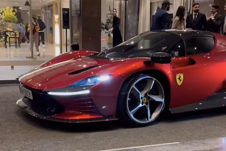 Siêu phẩm Ferrari Daytona SP3 đặc biệt hơn rất nhiều, vì là bản coupe lai mui trần, tức 2 bản gộp chung lại với nhau, nên con số giới hạn 599 chiếc sẽ không phải là quá nhiều, vì lẽ đó, việc Ferrari Daytona SP3 có giá gấp 2, 3 thậm chí 4 lần giá khởi điểm trong vài năm nữa, sẽ không phải là câu chuyện trong mơ nữa.
