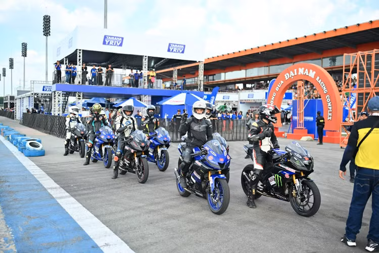 Yamaha Racing Institute of Vietnam 2024 - bung no dam me toc do-Hinh-2