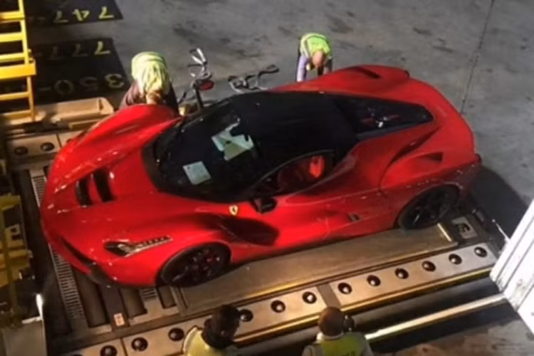 Những chiếc Ferrari LaFerrari bản Coupe chỉ có số lượng 499 chiếc trên toàn thế giới. Mức giá khởi điểm của Ferrari LaFerrari lúc mới xuất xưởng là khoảng 1,3 triệu đô la nhưng hiện tại các xe đã qua sử dụng đều có giá bán chênh lệch tăng từ 1,1 đến 3,5 triệu đô la vfa nếu về Việt Nam nó sẽ có giá không dưới trăm tỷ đồng.