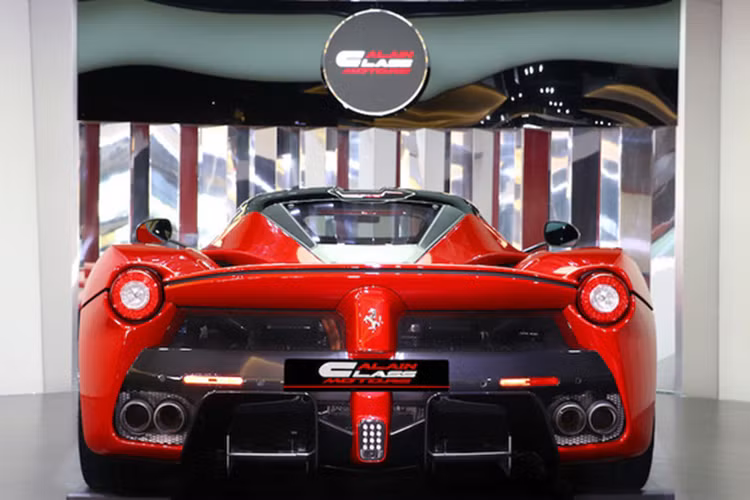 Kết hợp cùng động cơ xăng và điện, tổng công suất tối đa trên Ferrari LaFerrari là 963 mã lực và mô-men xoắn cực đại đạt 900 Nm. Nhờ hệ dẫn động hybrid đầy mạnh mẽ này đã giúp siêu xe triệu đô hybrid Ferrari LaFerrari có thời gian tăng tốc từ vị trí xuất phát lên 100 km/h chỉ trong 3,1 giây trước khi đạt vận tốc tối đa 350 km/h.