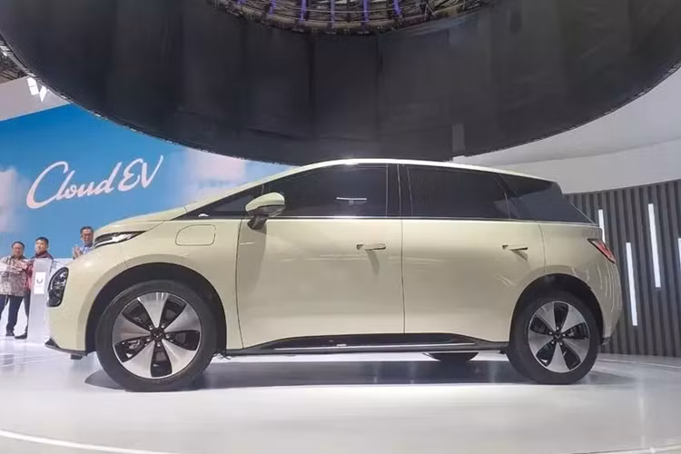 Wuling và Baojun đều là thương hiệu con của liên doanh SAIC-GM-Wuling nên dùng chung xe cũng không có gì lạ. MPV điện Wuling Cloud EV là mẫu xe điện thứ 3 của thương hiệu Wuling tại thị trường Indonesia, sau Air EV và BinguoEV.