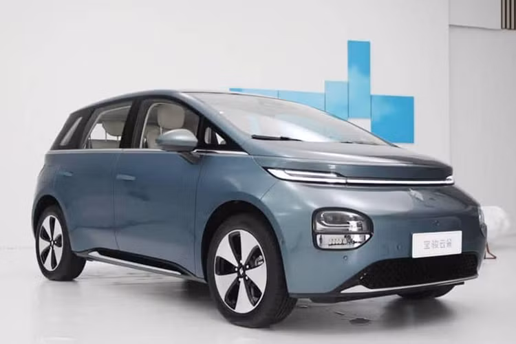 Pin của xe có 2 mức dung lượng là 37,9 kWh và 50,6 kWh, mang đến phạm vi di chuyển lần lượt 360 km và 460 km. Vận tốc tối đa của xe đạt 150 km/h. Tại thị trường Trung Quốc, Baojun Yunduo hiện có giá dao động từ 95.800 - 123.800 Nhân dân tệ (khoảng 329 - 426 triệu đồng).