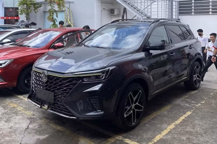 Bên cạnh việc tặng tiền mặt, khách mua xe MG RX5 tại Việt Nam còn được nhận hàng loạt phụ kiện chính hãng. Nhờ vào ưu đãi mà mức giá hiện tại của MG RX5 thậm chí chỉ ngang với những mẫu xe cỡ B như: Mazda CX-3, Mazda CX-3, Hyundai Creta…