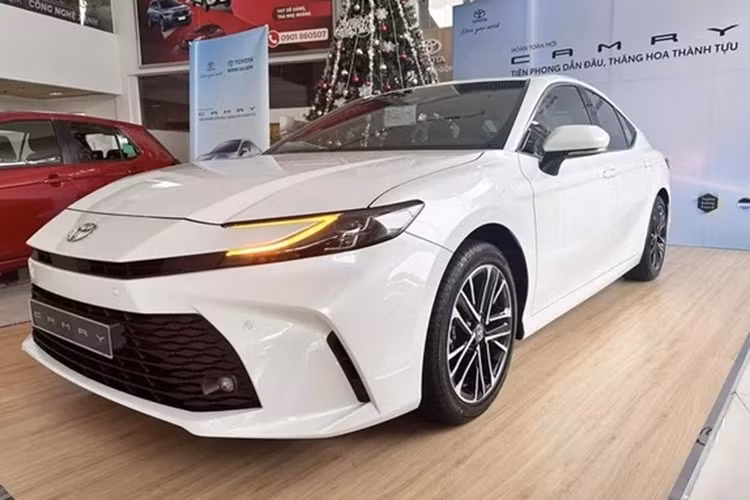 Ngoài ra, bản này vẫn sở hữu gói công nghệ Toyota Safety Sense với các tính năng như: ga tự động thích ứng, cảnh báo tiền va chạm, hỗ trợ phanh khẩn cấp, cảnh báo lệch làn và hỗ trợ giữ làn, cảnh báo điểm mù, cảnh báo phương tiện cắt ngang phía sau…