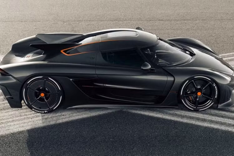 Được biết, chiếc siêu xe Koenigsegg Jesko Attack "Nur Edition" này có gói tùy chỉnh ngoại thất bằng carbon trần, cùng 1 số chi tiết mạ vàng. Giá xe được tiết lộ 4 triệu đô la, gần 100 tỷ đồng.