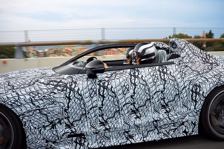 Mercedes quyết định ngụy trang các nguyên mẫu nhưng đối với một số chi tiết dường như không có sự khác biệt so với mẫu xe từng được ra mắt vào hồi tháng 5. Phần thanh an toàn trên mui xe được lấy cảm hứng từ xe đua Công thức 1, bao gồm một thanh cong được tối ưu hóa về mặt khí động học được cố định vào thân xe và khi mua xe, khách hàng sẽ được tặng thêm hai chiếc mũ bảo hiểm.