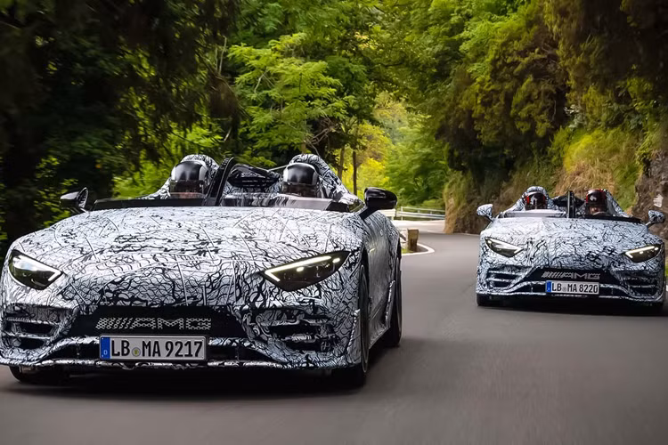 Sau khi ra mắt thế giới vào tháng 5/2024 tại một sự kiện ở Monaco, Mercedes-AMG PureSpeed 2025 mới đã có mặt trên đường phố nhưng chưa phải bản thương mại. Thay vào đó, đây chính là những chiếc xe đang ở trong giai đoạn thử nghiệm phát triển cuối cùng trước khi tiến hành sản xuất thương mại.