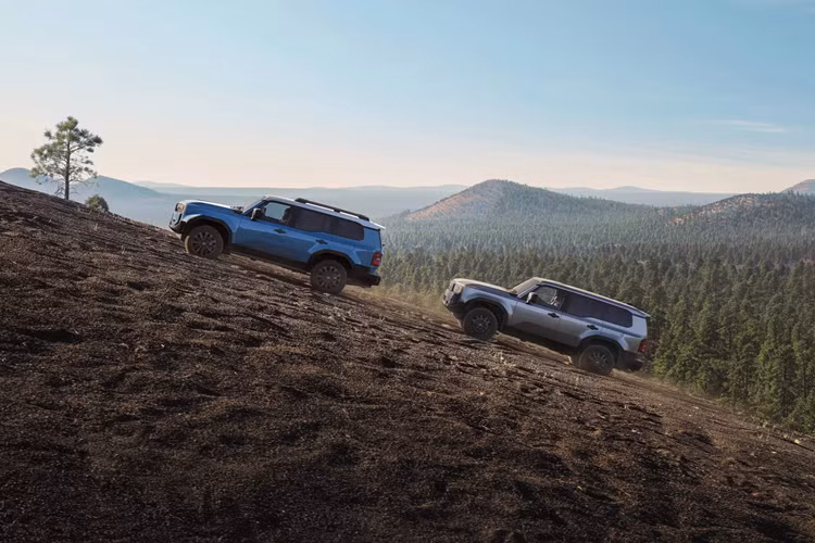 Thiết kế ngoại thất của Land Cruiser Prado 2025 không có nhiều thay đổi. Khách hàng có thêm tùy chọn màu sơn ngoại thất xanh Heritage Blue, bên cạnh tùy chọn hai tông màu với nóc xe màu Grayscape và các màu sắc khác đã có từ trước. 