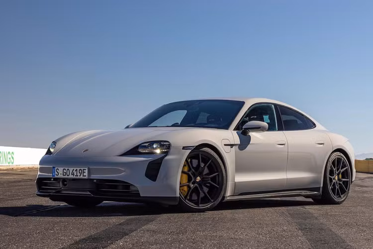 Để xe diện Porsche Taycan thế hệ mới có phạm vi vận hành xa hơn phiên bản hiện tại, cách dễ dàng nhất là trang bị cho nó một cụm pin lớn hơn, nhưng điều đó lại làm tăng trọng lượng của một chiếc xe điện vốn đã nặng nề.