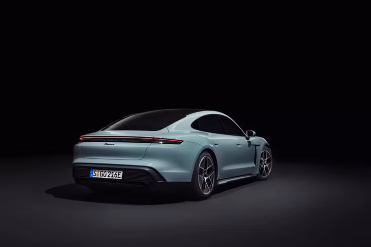 Một báo cáo của Autocar từ tháng 9/2022 cho biết Panamera sẽ phát triển thành một mẫu xe điện lớn hơn Taycan và sử dụng nền tảng SSP Sport. Bên cạnh đó, một số nguồn tin khác cho rằng Panamera mới sẽ có cả phiên bản động cơ xăng truyền thống và thuần điện.