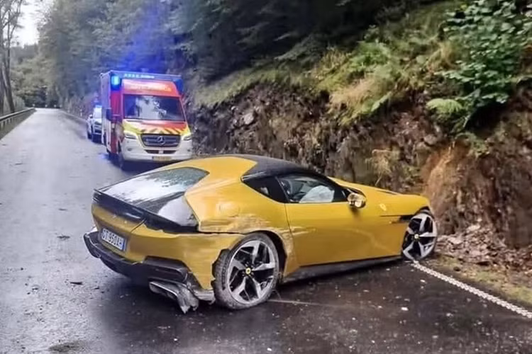 Hiện chưa có báo cáo chính thức về nguyên nhân dẫn đến vụ Ferrari 12Cilindri bị tai nạn, tuy nhiên những bức ảnh do Supercar.fails chia sẻ cho thấy đường trơn do mưa lũ có thể là nguyên nhân khiến chiếc siêu xe Ý đã bị mất lái và đâm thằng vào một vách đá bên đường.