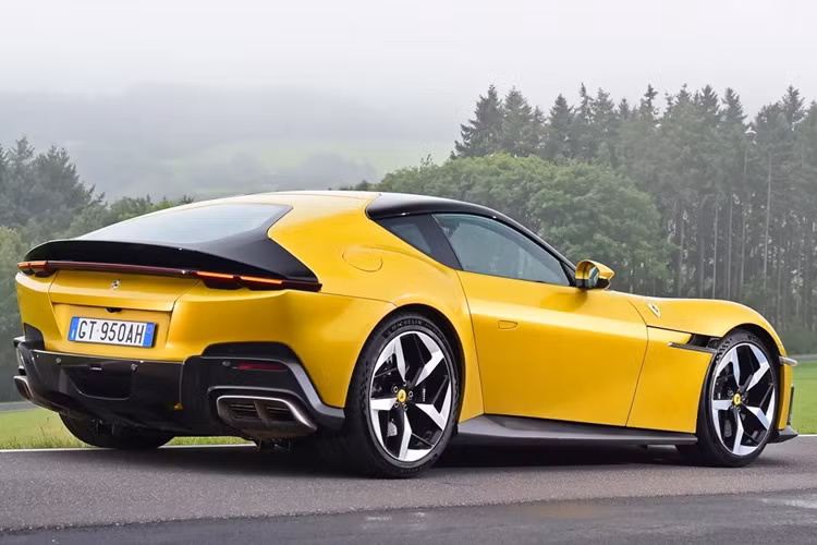 Đi kèm với đó là hộp số ly hợp kép 8 cấp. Theo Ferrari, 12Cilindri có thể tăng tốc 0-100 km/h trong 2,9 giây và đạt 200 km/h trong 7,9 giây. Sở hữu động cơ mạnh mẽ và nhiều trang bị tiên tiến, mức giá xe Ferrari 12Cilindri lên tới 395.000 euro (khoảng 10,78 tỷ đồng) cho bản coupe và 435.000 euro (tương đương 11,87 tỷ đồng) đối với bản mui trần.