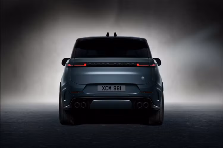 Giống như tất cả các mẫu Range Rover Sport SV hiện tại, Edition Two sử dụng động cơ V8 tăng áp kép, sản sinh công suất 626 mã lực và mô-men xoắn cực đại 750 Nm, cho phép xe tăng tốc từ 0 – 96 km/h chỉ trong 3,6 giây. Hiện tại thương hiệu vẫn chưa công bố thông tin về giá xe Range Rover Sport SV Edition One.