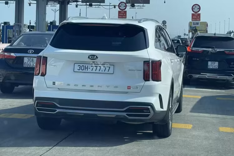 Được biết, chủ nhân chiếc xe Kia Sorento biển số ngũ quý 7 này đã bán lại xe, và định danh biển số 30H-777.77 cho mình, sau đó, đăng ký cho chiếc SUV hạng sang Lexus LX600 mới mua. Việc biển số ngũ quý 7 đầu 30H được lắp lên chiếc xe Lexus LX600 đã khiến không ít người thích thú, vì nó rất hợp nhau.