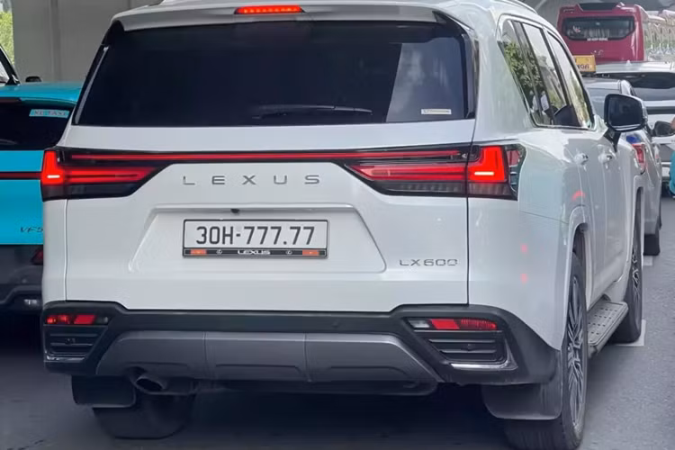 Sức mạnh của dòng xe SUV hạng sang Lexus LX600 đến từ khối động cơ xăng V6, tăng áp kép, dung tích 3.5 lít, sản sinh ra công suất tối đa 409 mã lực và mô-men xoắn cực đại 650 Nm. Trái tim này sẽ kết hợp với hộp số tự động 10 cấp cùng các chế độ lái là Normal, ECO, Comfort, Sport S, Sport S+ và Customize.