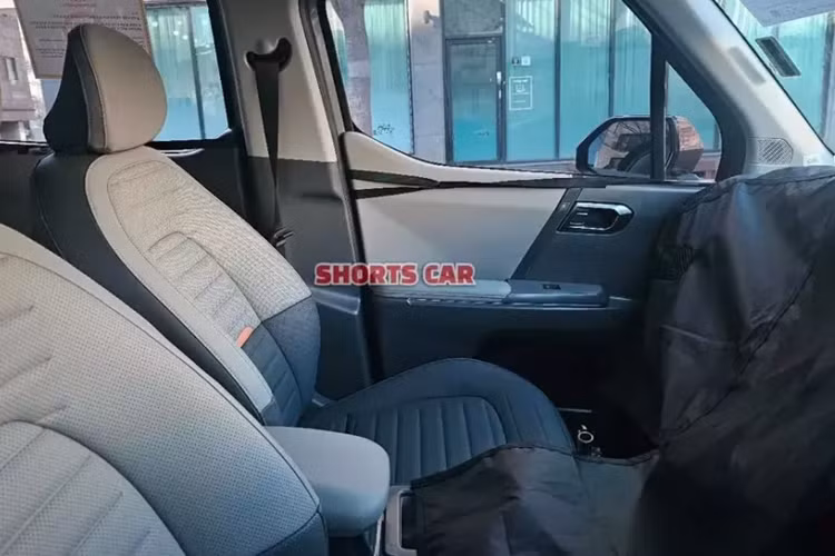 Tiếp theo đó là bộ vành hợp kim với đường kính 17 inch và thiết kế phay xước phối đen bóng. Đây là phong cách thiết kế mâm mới của các mẫu xe Kia trong thời gian qua. Những điểm nhấn khác trong thiết kế của Kia Clavis nằm ở nắp ca-pô hình vỏ sò "cơ bắp", cột B dày dặn tương tự Hyundai Casper và baga nóc.