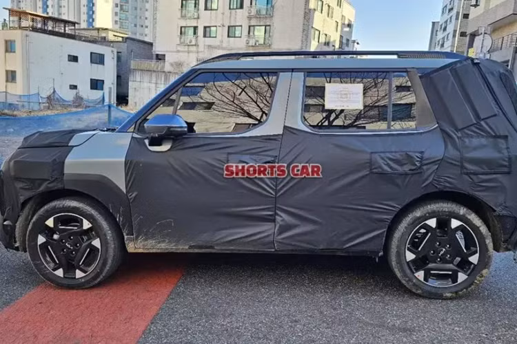 Những hình ảnh chụp mẫu SUV Kia Clavis 2025 giá rẻ này chạy thử trên đường phố tại Hàn Quốc và Ấn Độ trong thời gian qua đã chứng tỏ điều đó. Có tên nội bộ là AY, mẫu SUV mới này được đồn là sở hữu chiều dài dưới 4 mét. Trong dòng sản phẩm của Kia, Clavis sẽ được định vị giữa 2 đàn anh là Sonet và Seltos.