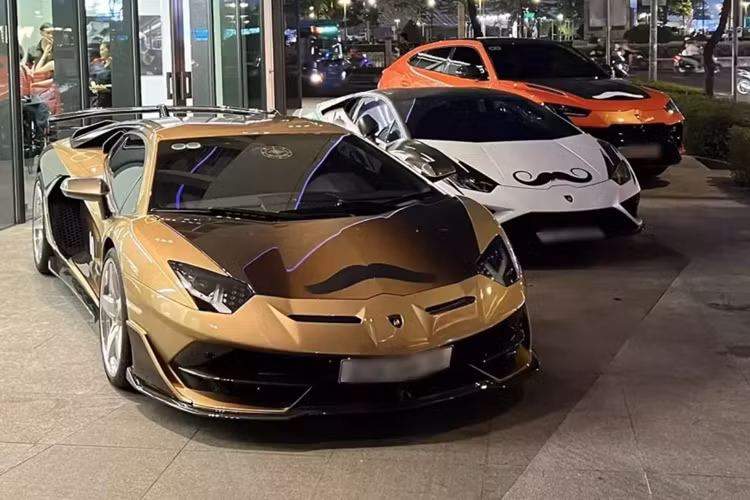 Giới chơi xe siêu xe Lamborghini tại Sài Gòn vừa mới có buổi tụ tập cùng nhau trong 1 sự kiện đặc biệt, của hãng xe Ý, tại đây, đã có gần 10 chiếc xe mang thương hiệu "bò tót" xuất hiện. Và chúng tôi đặc biệt chú ý đến dàn xe Lamborghini Urus.