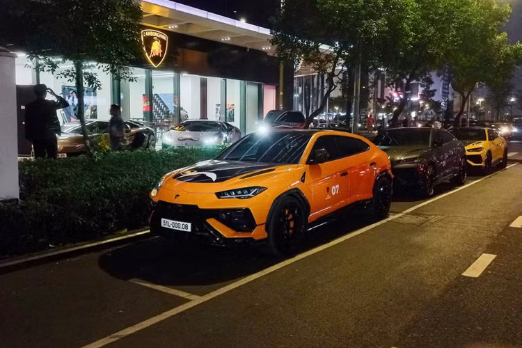 Có mặt tại sảnh chính của thương hiệu Lamborghini Việt Nam là Lamborghini Aventador LP700-4 độ body kit SVJ bản giới hạn, tiếp đến là "bò sữa" Lamborghini Huracan EVO bản dẫn động cầu sau của 1 thiếu gia trẻ tuổi, và 1 chiếc siêu SUV Lamborghini Urus Performante màu đỏ cam rất thời trang.