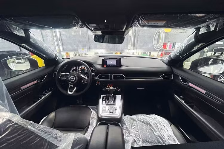 Các trang bị tiện ích gồm; màn hình giải trí có kết nối Apple CarPlay/Android Auto không dây, điều hòa 3 vùng tự động, 10 loa Bose, ghế ngồi bọc da Nappa, màn hình hiển thị kính lái HUD...