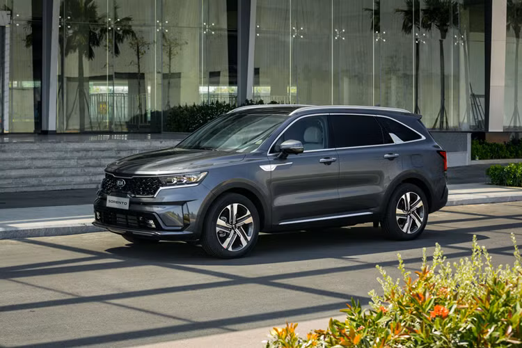  Kia Sorento giảm 20 – 60 triệu đồng Sorento hiện đang là mẫu xe được chia làm nhiều phiên bản nhất trong danh mục sản phẩm Kia tại Việt Nam với tổng cộng 17 phiên bản, gồm 13 phiên bản dùng động cơ đốt trong thuần túy và 4 phiên bản hybrid lai xăng-điện.