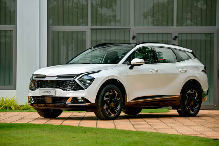  Kia Sportage giảm 50 triệu đồng Bên cạnh Kia Sorento, mẫu xe Sportage cũng được điều chỉnh giá giảm tới 50 triệu đồng so với cuối 2023.