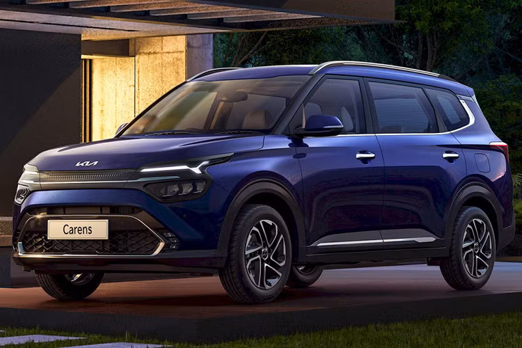  Kia Carens giảm nhẹ 5 triệu đồng Kia Carens cũng chỉ giảm 5 triệu đồng cho 2 phiên bản 1.5G iVT và Luxury, có giá bán mới lần lượt 624 và 654 triệu đồng.