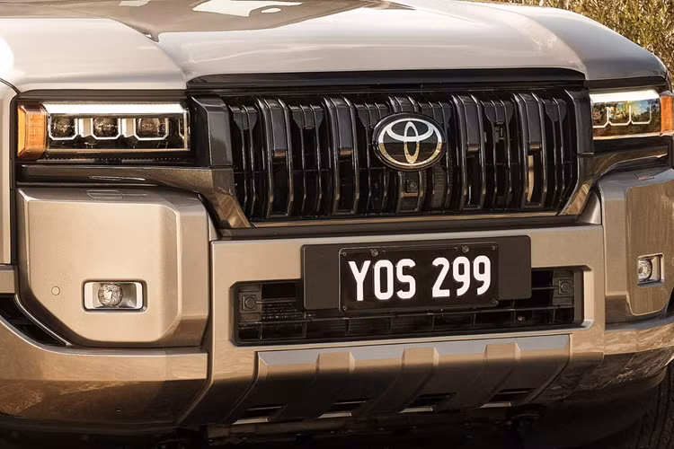 Tại các thị trường Bắc Mỹ, Châu Âu và Nhật Bản, mẫu xe SUV Toyota Land Cruiser Series 250 có thiết kế ngoại thất gần như không có gì thay đổi so với các khu vực khác. Tuy nhiên, thị trường Úc lại nhận được thiết kế khác biệt, ít nhất là đối với các phiên bản VX và Kakadu cao cấp nhất.