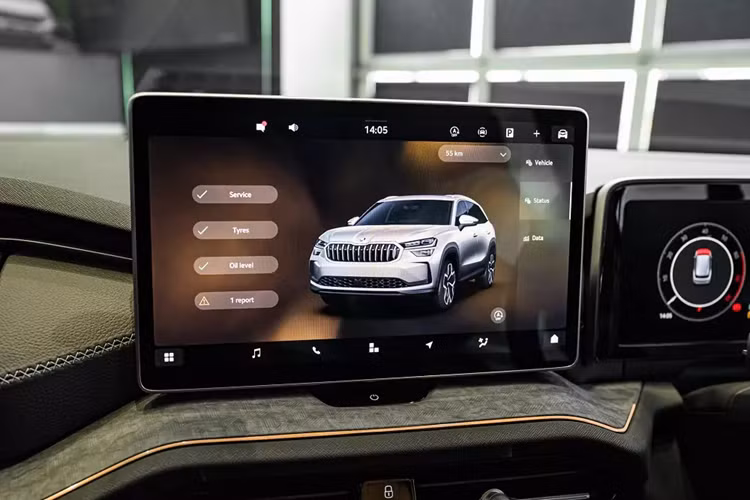 Bên ngoài, mẫu SUV cỡ D này sở hữu thiết kế tiến hóa so với thế hệ cũ thay vì lột xác hoàn toàn. Được áp dụng ngôn ngữ thiết kế Modern Solid, xe giữ lại một số chi tiết đặc trưng của thương hiệu Skoda như lưới tản nhiệt với những nan nằm dọc hay cụm đèn trước 2 tầng.