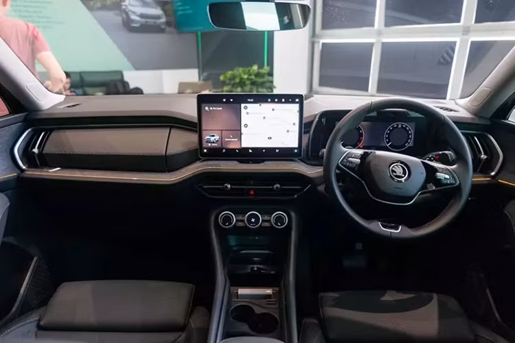 Trong khi đó, cả kích thước và thiết kế của Skoda Kodiaq 2025 đều được nâng cấp. Kích thước dài x rộng x cao của xe lần lượt là 4.758 x 1.864 x 1.657 mm và chiều dài cơ sở 2.791 mm. So với thế hệ cũ, xe dài hơn 61 mm, hẹp hơn 18 mm, thấp hơn 24 mm trong khi chiều dài cơ sở giữ nguyên.