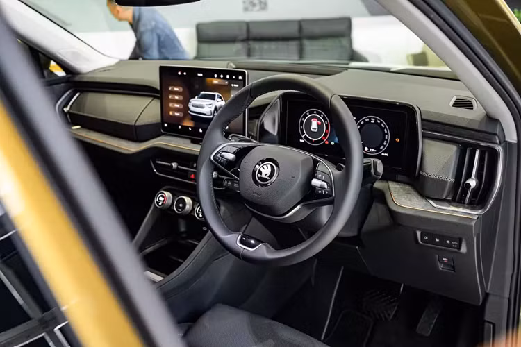 Theo thông tin ban đầu, Skoda Kodiaq 2025 tại Việt Nam sẽ vẫn dùng 2 tùy chọn động cơ xăng như cũ. Đầu tiên là động cơ xăng 4 xi-lanh, dung tích 1.4L, sản sinh công suất tối đa 150 mã lực và mô-men xoắn cực đại 250 Nm. Động cơ kết hợp với hộp số tự động 8 cấp và hệ dẫn động cầu trước.
