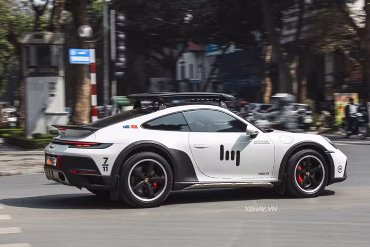 Khác hoàn toàn so với hai chiếc Porsche 911 Dakar chính hãng về nước trước đó, chiếc Porsche 911 Dakar 2023 của doanh nhân Hiếu TV lại sở hữu ngoại thất màu trắng đi cùng một số chi tiết ở cản trước, sau, vòm bánh xe được sơn đen mờ.