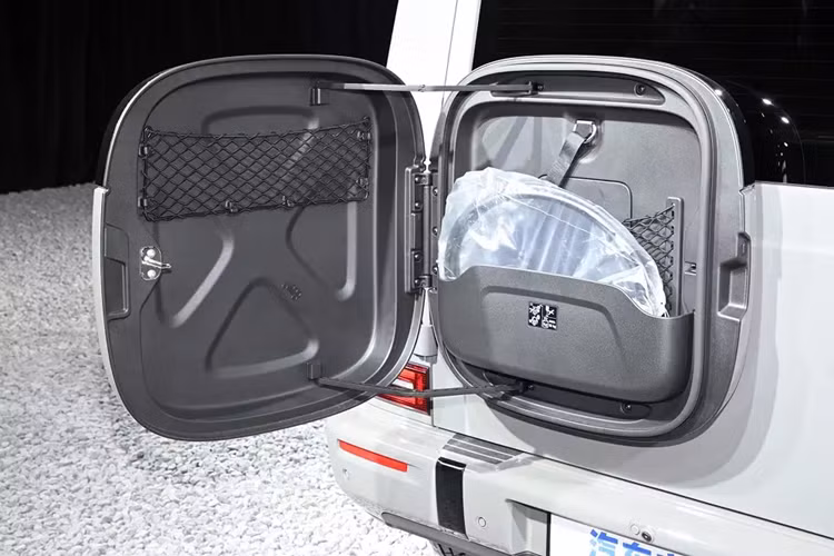 Tất nhiên, Mercedes-Benz G 580 cũng có một số chi tiết ngoại thất thay đổi so với phiên bản máy xăng. Có thể thấy rõ điều này qua khu vực đầu xe với lưới tản nhiệt màu đen bóng, được bao quanh bằng dải đèn mỏng. Tiếp theo đó là bộ vành hợp kim với đường kính 18 inch và đi kèm lốp 265/50 R18.