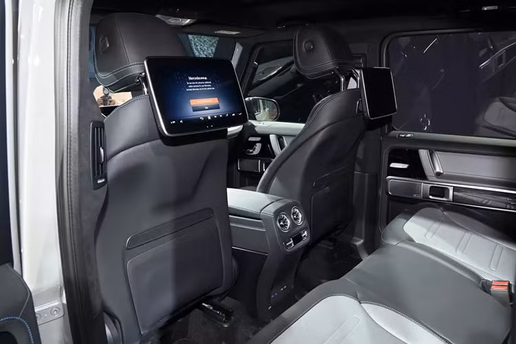 Nhờ đó, xe có thể tăng tốc từ 0-100 km/h trong 4,7 giây và đạt vận tốc tối đa 180 km/h. Bên cạnh đó, mẫu xe điện này còn sở hữu hệ dẫn động 4 bánh toàn thời gian, hệ thống treo tay đòn kép phía trước và hệ thống treo cầu cứng phía sau vốn được phát triển dành riêng cho Mercedes-Benz G 580.