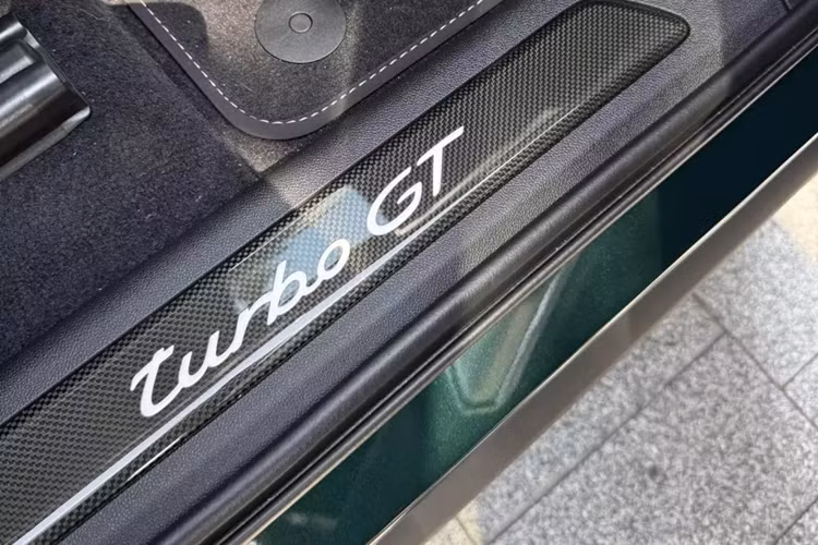 Sức hấp dẫn của xe Cayenne Turbo GT 2022 để biến nó thành chiếc SUV nhanh nhất trong lịch sử Porsche chính là khối động cơ đầy mạnh mẽ V8, dung tích 4.0 lít, tăng áp kép sản sinh công suất tối đa lên đến 631 mã lực và mô-men xoắn cực đại 850 Nm.