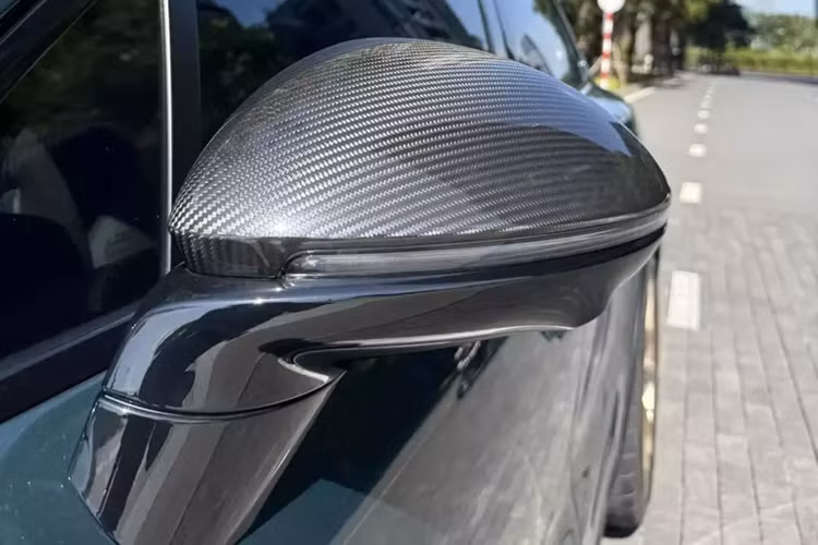 Chiếc xe Porsche Cayenne Turbo GT này thuộc đời 2022, xe đã chạy được hơn 1.300 km nhưng đã được chủ xe bán lại, cho 1 người hay mua bán xe Porsche cũ ở TP HCM. Mức giá bán lại hiện nay của chiếc xe SUV hiệu suất cao Porsche Cayenne Turbo GT là 12,8 tỷ đồng.