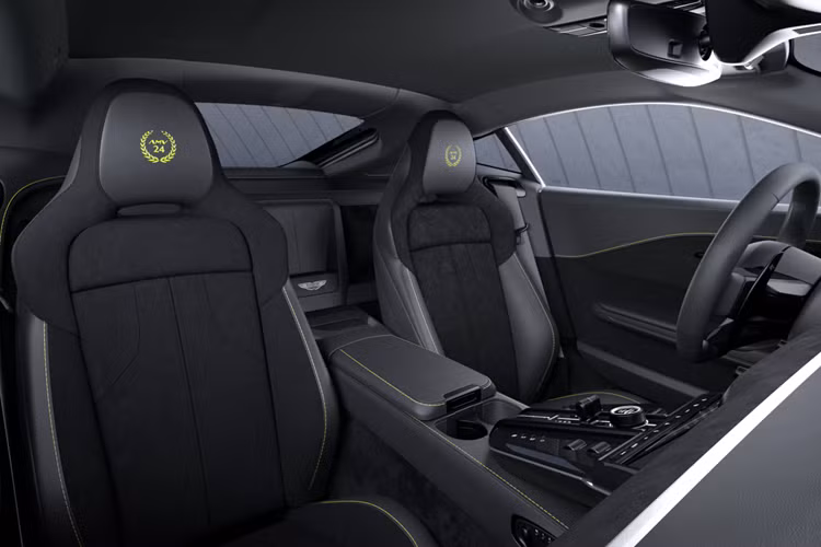 Nội thất siêu xe Aston Martin Vantage AMV24 có da màu đen đơn giản với đường khâu trang trí AMR Lime hẹp và thêu tựa đầu. Những tựa đầu này có thiết kế logo đặc biệt từ Q by Aston Martin, và có một tấm bảng nhỏ trên mỗi ngưỡng cửa với cùng họa tiết.