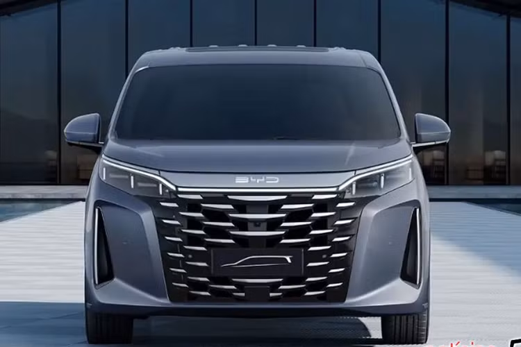 Mẫu MPV này cũng được tích hợp công nghệ kiểm soát thân xe thông minh BYD DiSus-C, có khả năng điều chỉnh độ mềm của hệ thống treo tùy theo điều kiện vận hành. Công nghệ này cũng được hãng áp dụng với các mẫu xe BYD khác như Tang và Han. Còn các mẫu cao cấp nhất như Yangwang U8 hay Denza N7 được trang bị hệ thống DiSus-P.