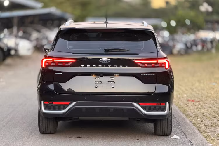 Ford Territory Titanium sử dụng động cơ 1.5L Ecoboost Turbo, sản sinh công suất 160 mã lực và mô-men xoắn cực đại 248 Nm. Xe được trang bị hộp số tự động 7 cấp, cùng 4 chế độ lái: thông thường, tiết kiệm, thể thao và đồi núi, mang lại trải nghiệm lái linh hoạt và thú vị.