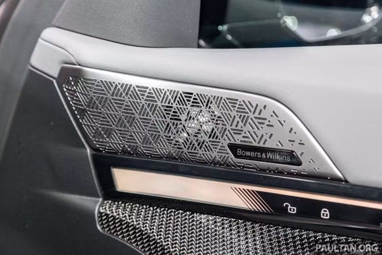 Cabin của i5 M60 xDrive trang bị màn hình đồng hồ kỹ thuật số 12,3 inch với màn hình hiển thị head-up, cùng với màn hình cảm ứng thông tin giải trí 14,9 inch tích hợp Apple CarPlay và Android Auto không dây. Đi kèm với đó là hệ thống âm thanh 18 loa Bowers &amp; Wilkins, công suất 655W.