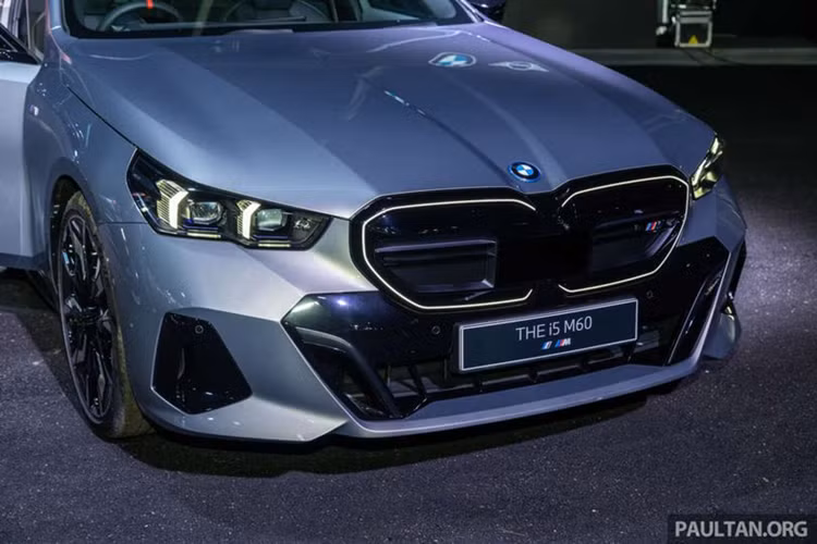 So với i5 eDrive40, phiên bản mới có giá cao hơn tới gần 80.000 RM. BMW i5 M60 xDrive 2024 chyaj điện được trang bị hai động cơ điện gắn trên cả hai trục, cho công suất kết hợp 601 mã lực và mô-men xoắn 795 Nm.